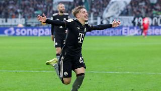 17-jähriger Diamantenjunge Lennart Karl lernt das Fliegen