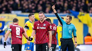 Rot nach Würgeattacke entscheidet hitziges Derby