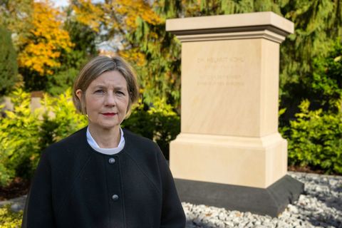 Ein Denkmal im Park: Gestaltung von Helmut-Kohl-Grab beendet