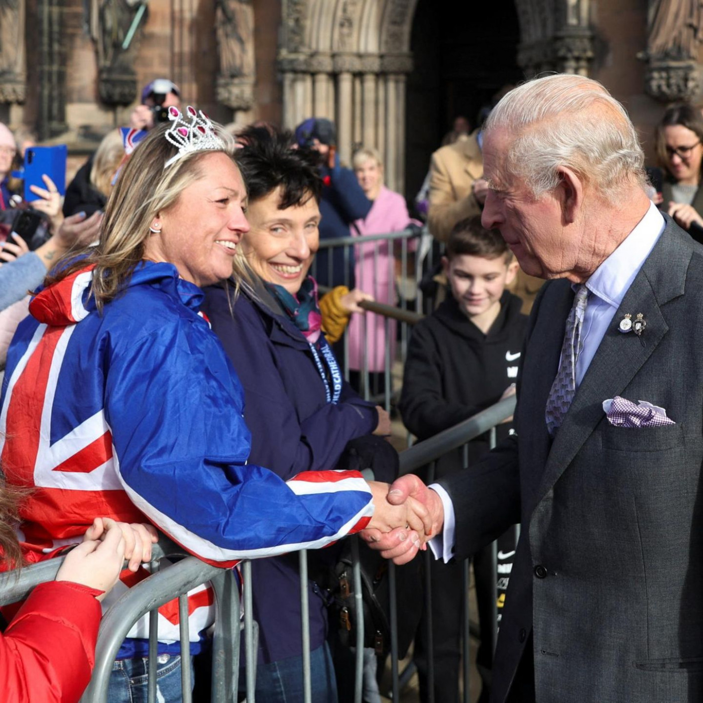 Mann ruft König Charles Epstein-Frage zu – der geht einfach weg