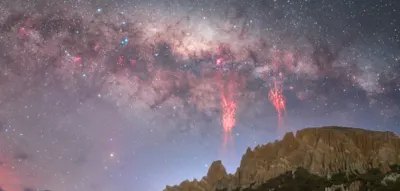 Naturfotografen sichten seltene „Rote Kobolde“ über Neuseelands Himmel