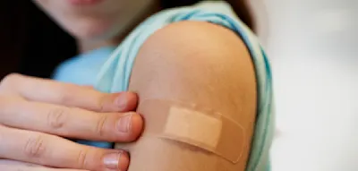 Empfehlung für Meningokokken-Impfung angepasst – was Eltern jetzt wissen müssen