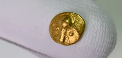 2200 Jahre alte Goldmünze – Hobbysucher macht spektakulären Fund