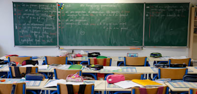 „Kontrollversagen“ – Schwarz-Grün gerät wegen dauerhaft krankgeschriebener Lehrer unter Druck