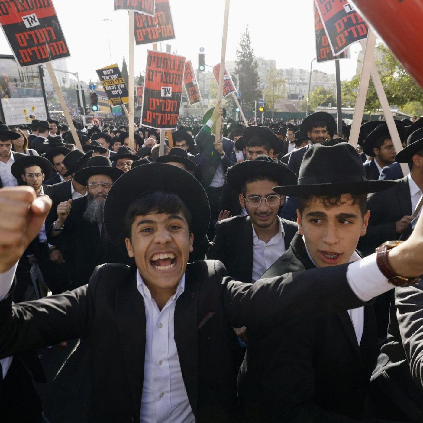Chaos bei orthodoxer Massendemo: Zehntausende protestieren gegen Wehrpflicht