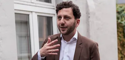 Im neuen Büro in Brandenburg wünscht sich Felix Banaszak erst einmal „Übersetzungsarbeit“