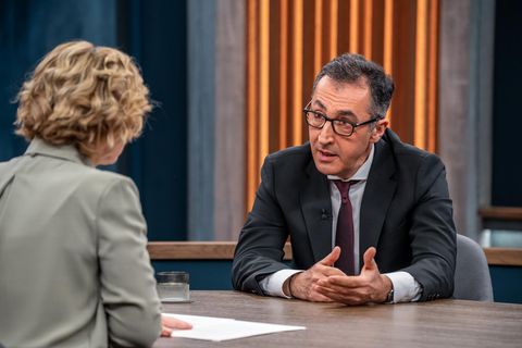 Caren Miosga fragt irritiert: "Sind Sie in der richtigen Partei?"