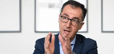 Özdemir prangert Probleme in Migrantenmilieus und in Ostdeutschland an