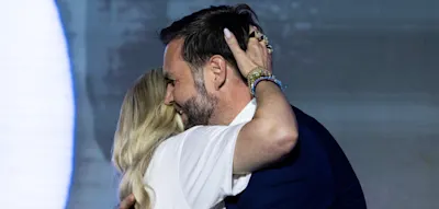 Innige Umarmung von Erika Kirk und J.D. Vance sorgt für Diskussionen