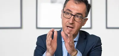 Özdemir prangert Probleme in Migrantenmilieus und in Ostdeutschland an