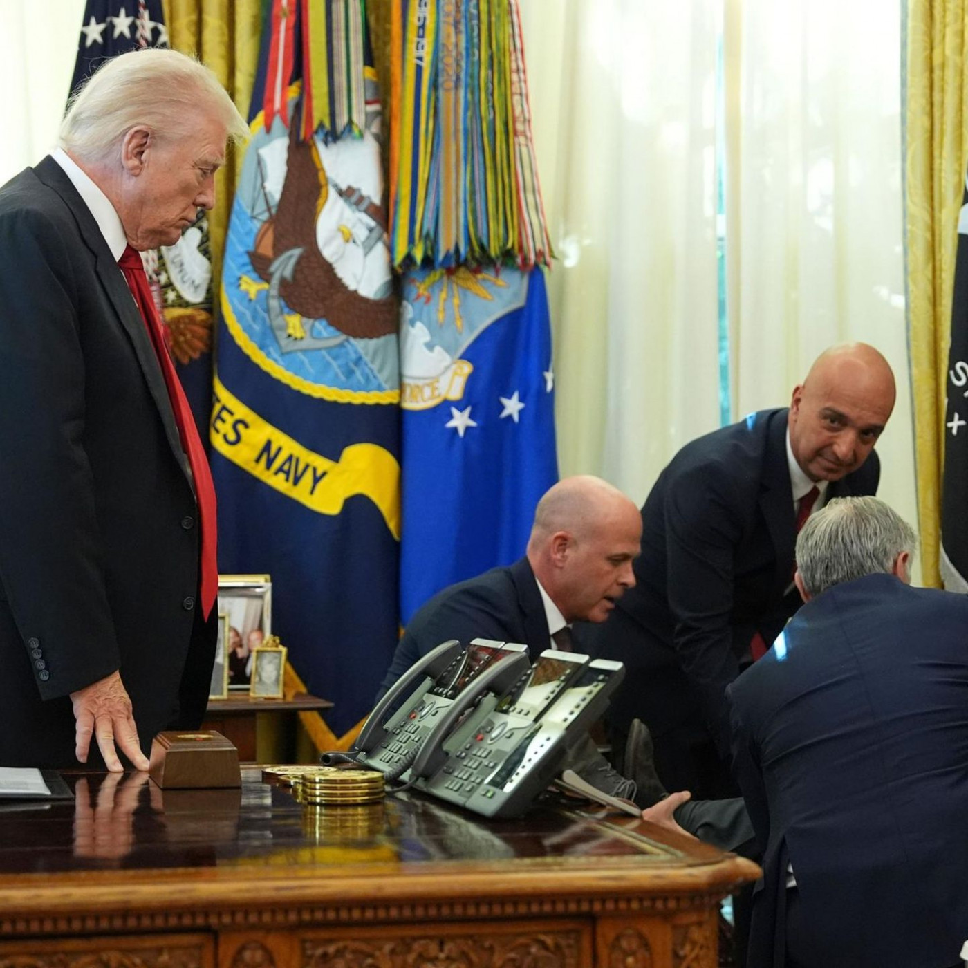 Mann kollabiert bei Trump-Pressekonferenz im Oval Office
