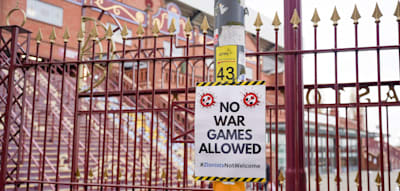 „Zionisten sind nicht willkommen“ – Spiel von antiisraelischen Protesten überschattet