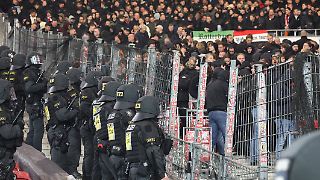 Feyenoord-Hooligans nehmen Stuttgarter Busse und Stadion auseinander