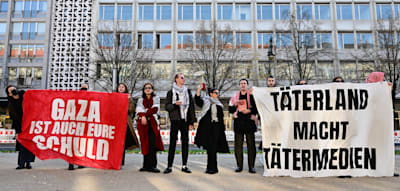 Gaza-Aktivisten belagern ZDF-Hauptstadtstudio und brüllen Parolen