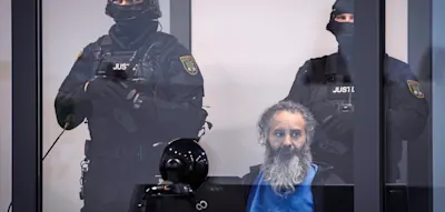 Mammutprozess startet – Magdeburg-Attentäter zeigt wirre Botschaften aus dem Glaskäfig