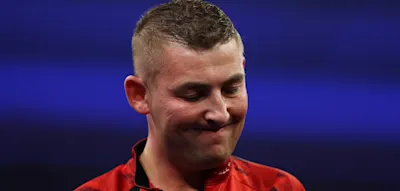 Mitten im Spiel weiß der Darts-Star, dass er ausgeschieden ist