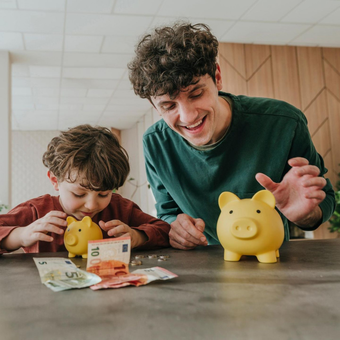 Geizig oder großzügig? Was der Umgang mit Geld über unsere Kindheit verrät