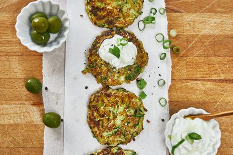 Es muss nicht immer Kartoffel sein: Zucchinipuffer mit Tsatsiki
