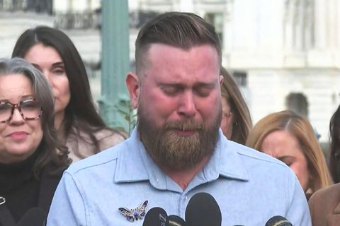 Bruder von Epstein-Opfer bricht bei Rede in Tränen aus