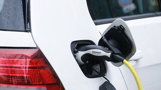 So sollen Mehrfamilienhäuser mehr Lademöglichkeiten für E-Autos bekommen