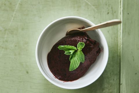 Blaubeersorbet, das jedes Kind mixen kann