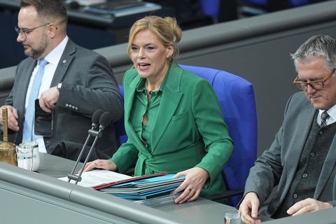 "Nein, nein, nein, die Sitzung leite ich" – Klöckner kanzelt meckernde Weidel ab