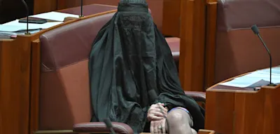 „Ganze Glaubensgemeinschaft verspottet“ – Australische Senatorin wegen Burka-Auftritts suspendiert