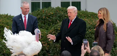 „Würde sie nie begnadigen“ – Unter dem Gelächter des Publikums verhöhnt Trump die Demokraten