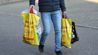 Plastiktüte ade: Handelsverband zufrieden, Umweltschützer verärgert über "Schummeltüten"