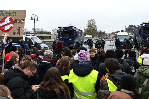 Verletzte bei Protesten gegen AfD-Jugendversammlung