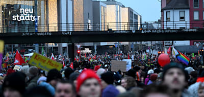 Massenprotest gegen AfD-Jugend beginnt – Polizisten mit Steinen beworfen