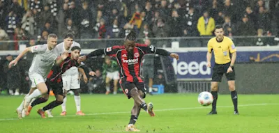 Umstrittener Elfmeter rettet Frankfurt, Mainz weiter im freien Fall