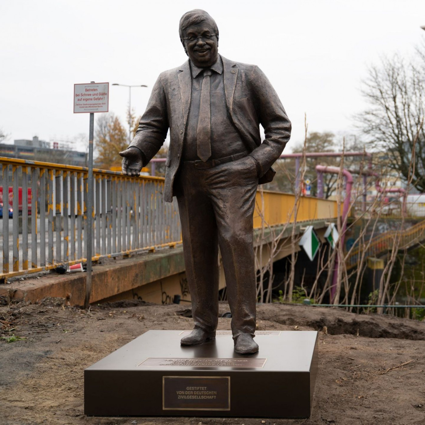 Merz nennt L&uuml;bcke-Statue "vollkommen geschmacklos"