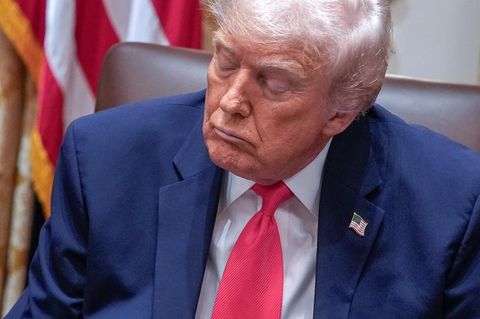 Donald Trump fallen bei Kabinettssitzung immer wieder die Augen zu