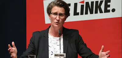 Linken-Politikerin rei&szlig;t Deutschland-Flaggen ab &ndash; Politiker fordern ihren R&uuml;cktritt