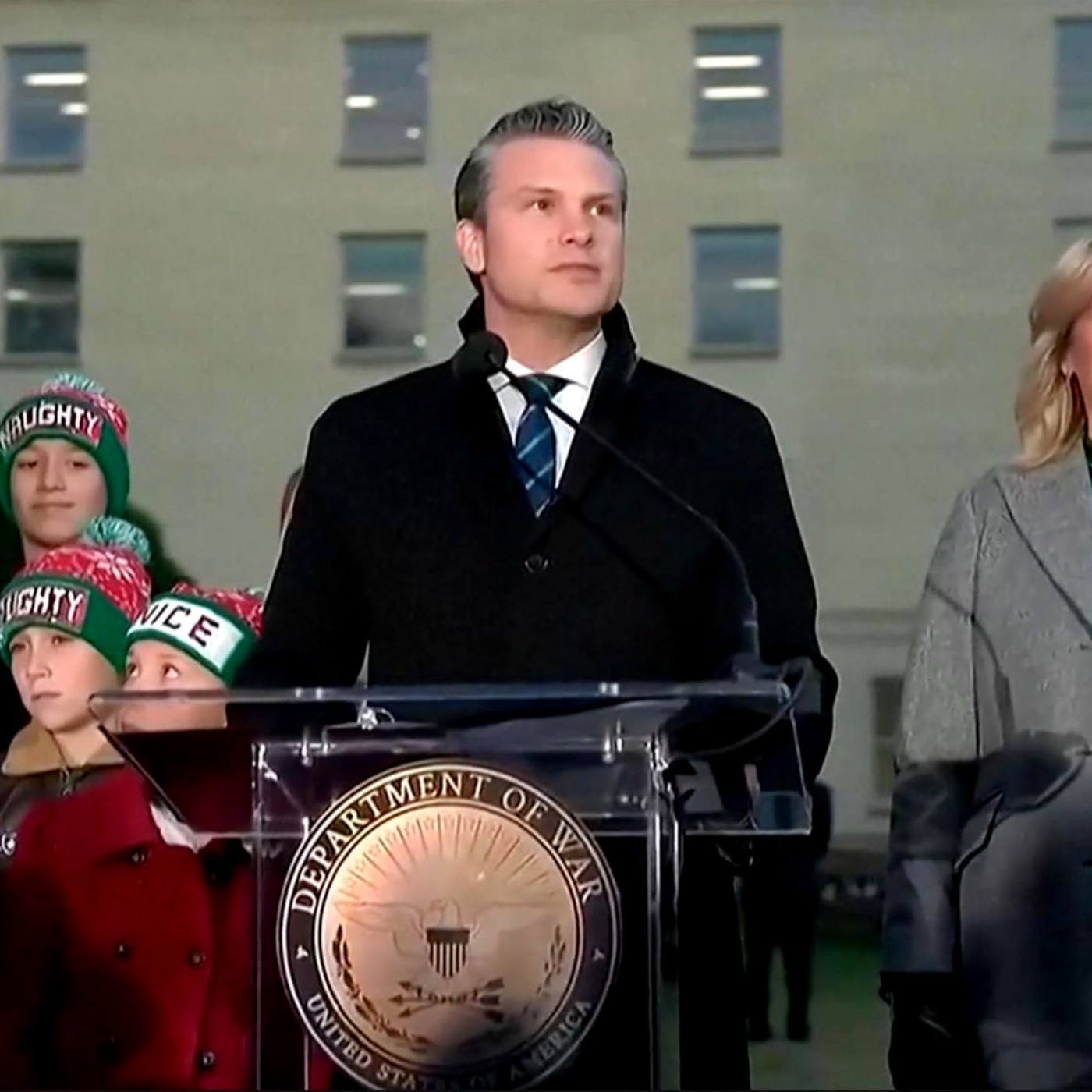 Hegseth zeigt sich unbek&uuml;mmert mit skurrilen Wichtel-Soldaten