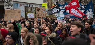 &bdquo;F&uuml;r Wahlen zu jung, aber f&uuml;r Krieg reicht's&ldquo; &ndash; Tausende Sch&uuml;ler protestieren gegen Wehrdienst