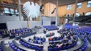 Bundestag beschlie&szlig;t umstrittenes Rentengesetz