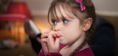 Die Ursachen hinter dem st&auml;ndigen N&auml;gelkauen bei Kindern