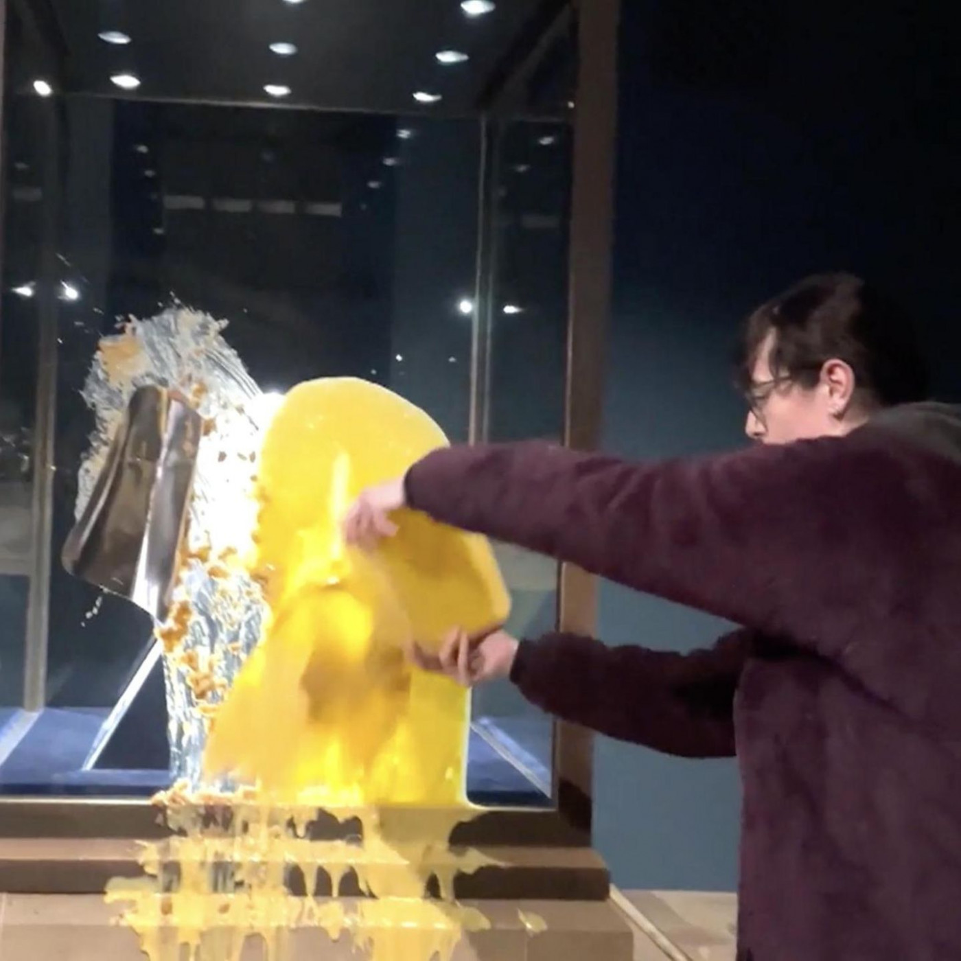 Aktivisten beschmieren Vitrine von Kronjuwelen &ndash;&nbsp;die Szene im Video