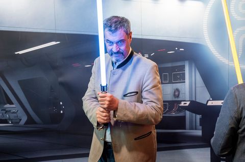 Manchmal bekommt Markus S&ouml;der keine W&uuml;rste oder Lichtschwerter geschenkt