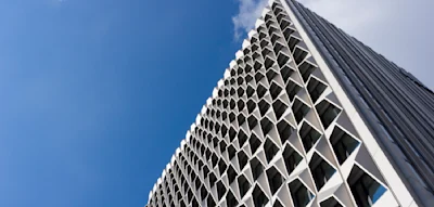 Studentin von &bdquo;Hochschule for Palestine&ldquo; posiert mit Waffen-Attrappe an Universit&auml;t