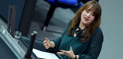 &bdquo;Darauf habe ich keinen Bock mehr&ldquo; &ndash; Ricarda Lang zeigt auf Foto den Mittelfinger