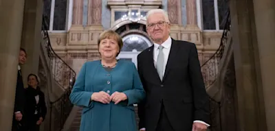 Kretschmann zeichnet Merkel f&uuml;r &bdquo;herausragenden&ldquo; Einsatz in der Corona-Pandemie aus