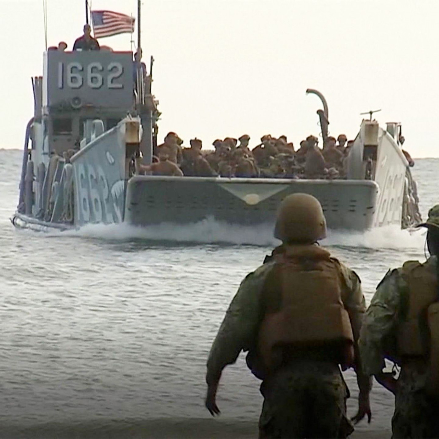 Hier l&auml;dt die US-Armee Kriegsausr&uuml;stung in der Karibik ab