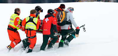 Unkontrolliert in die Fangnetze &ndash; Ski-Star wird per Hubschrauber abtransportiert