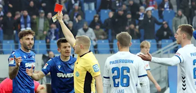 Schwalbe? Karlsruhe-St&uuml;rmer f&auml;llt, zeigt an: kein Foul. Gelb-Rot!