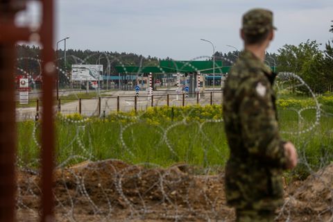 Bundeswehr-Soldaten helfen bei Bau von Schutzwall an Polens Ostgrenze