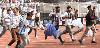 Flaschen und Sitzschalen fliegen &ndash; Messi-Auftritt endet im Chaos