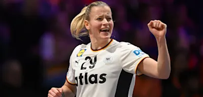 Als Deutschlands Kapit&auml;nin auf ihre Vergangenheit angesprochen wird, flie&szlig;en Tr&auml;nen